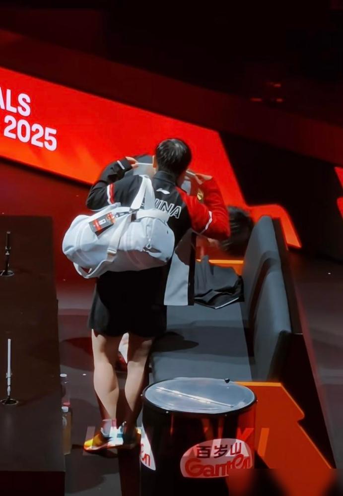 今天混双比赛结束后。莎莎楚钦一边整理东西，一边复盘和林诗栋蒯曼的比赛。

当时就