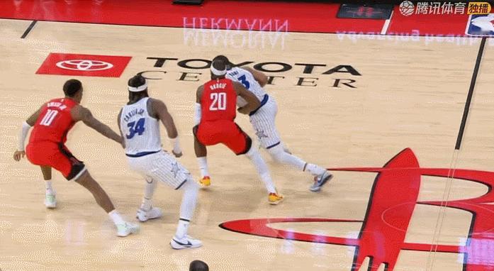 申京立功了！直接盖掉了贝恩的上篮。这时候，臂展的优势就很重要了