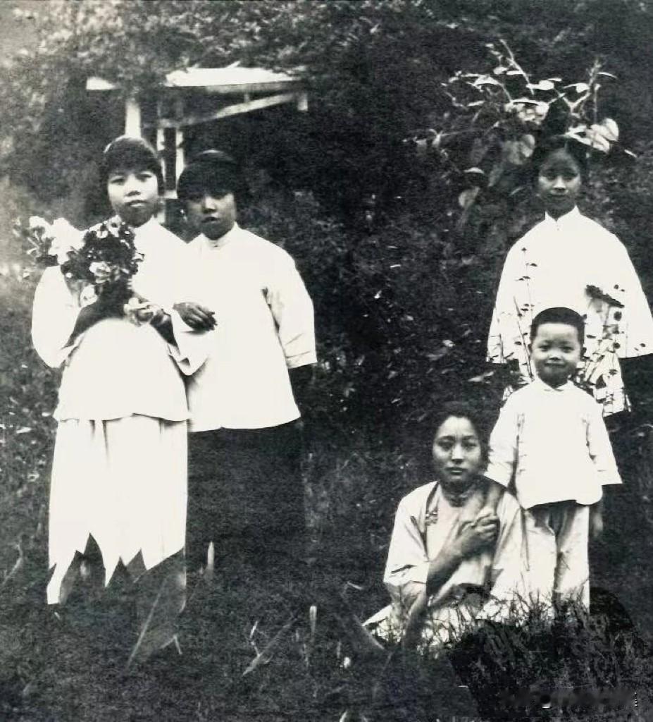 【开国功臣图片故事163】
1922年，邓颖超（左一）在天津达仁女校的合影。当时