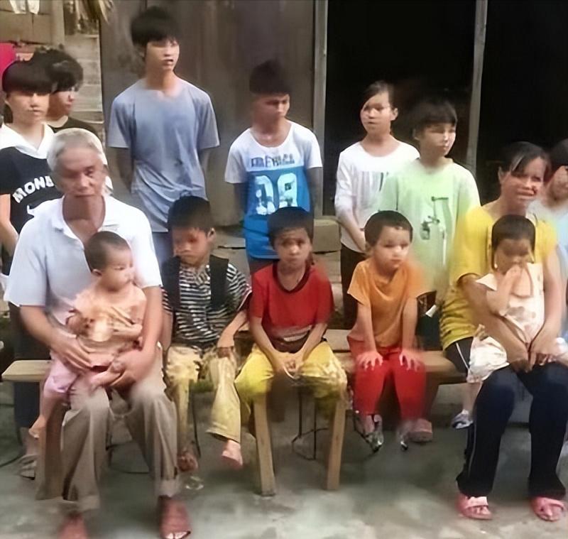 [微风]广西第一猛男！1994年，49岁梁二将19岁女工友带回村，随后两人开始疯