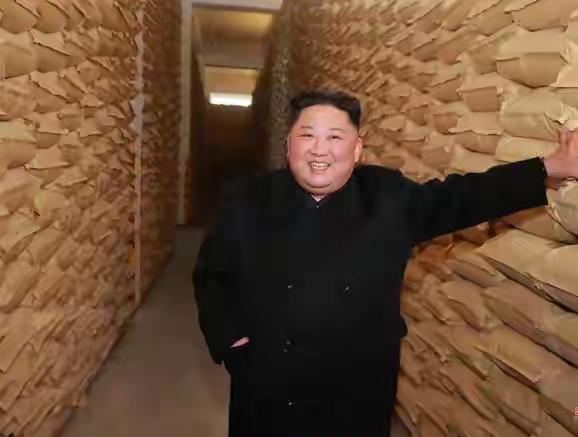 再次当选国务委员会委员长！
说明什么？
朝鲜人民爱戴，信任。
抗击美帝国主义的勇