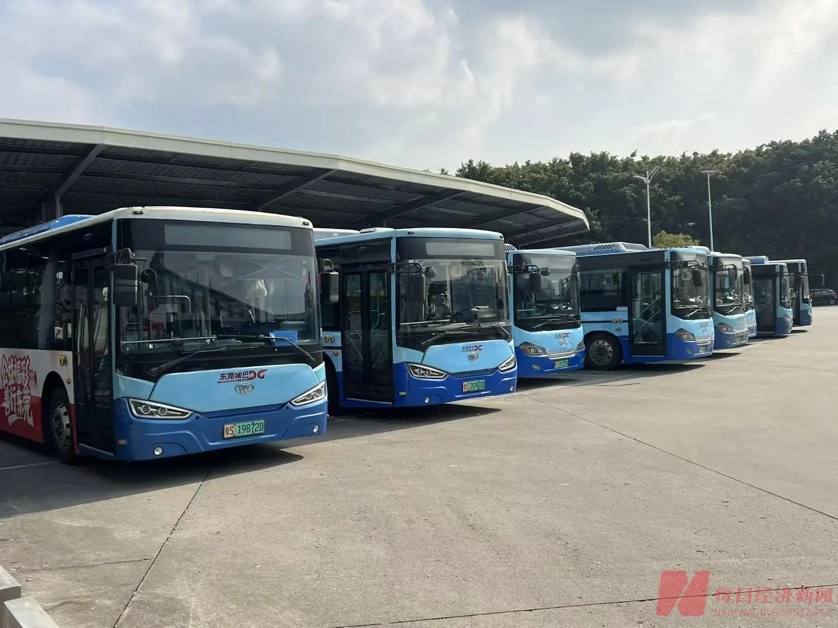 【#东莞近千辆电动公交车电池衰减停运# 索赔5.5亿元砍至6400万】此前，东莞