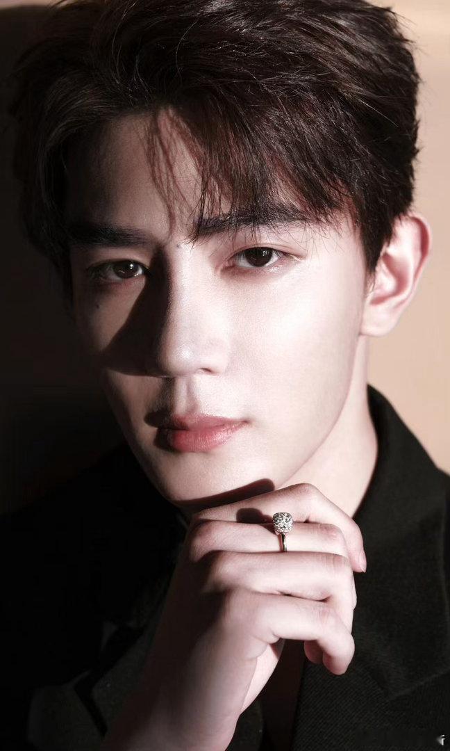 夏之光眼神好强的压迫感 这组图最绝的不是衣服，是他的眼神。没有表情，但眼里全是戏