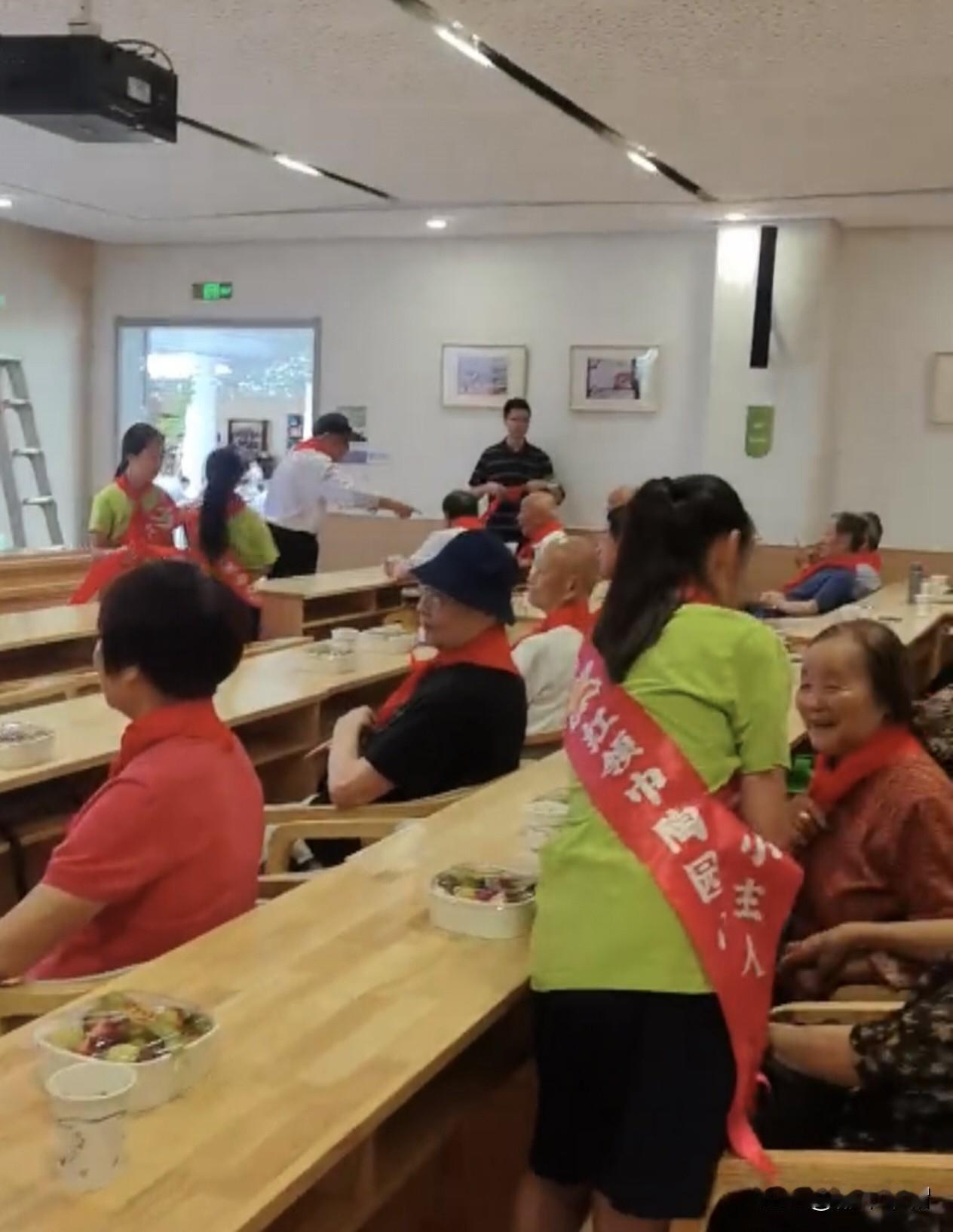 今天是教师节，一大早退休教师群里就有人问学校工会负责人：小学退休教师发了一千块，