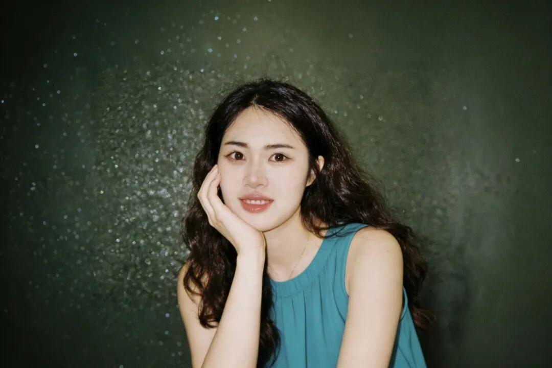 王瑞，她始终坚守育人初心，以严谨务实的态度深耕教学一线，用心关注每一位学生的成长