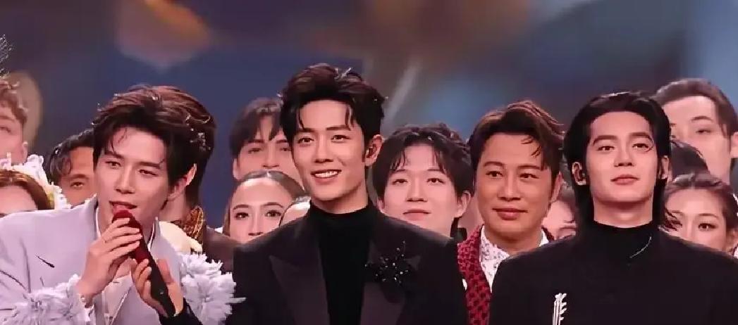 183cm的于适，竟被拍成170？
 
跨年舞台灯光一斜，他站得靠后半步，旁边俩