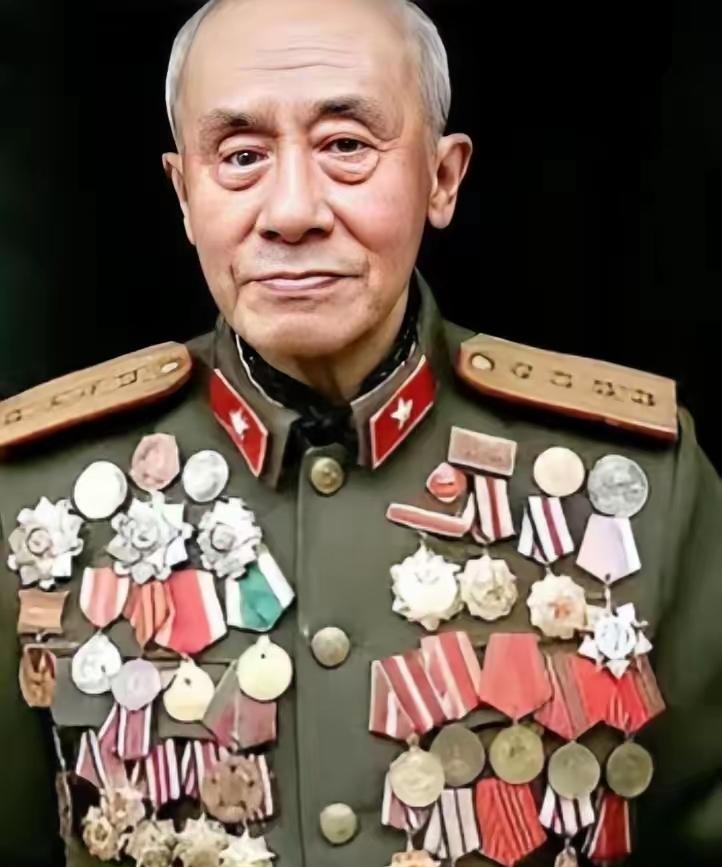 1938年，几十名日军正在河中央洗澡，被一名路过的八路军发现，本以为他会偷偷报告