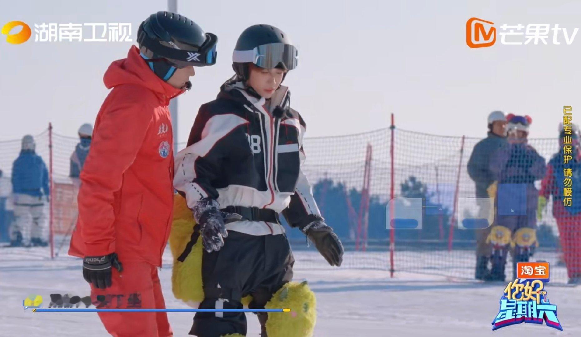 刘宇的滑雪是冬奥冠军教的你好星期六 不愧是有专业底子，滑雪上手超迅速，出师速度狠