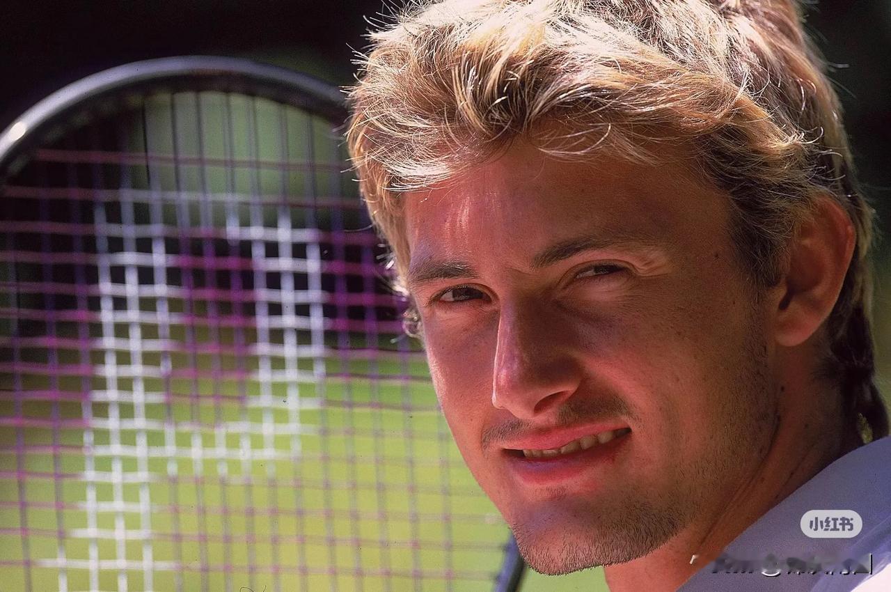 年轻时的费雷罗，在一众队友之中，外形是一股清流般的存在。面容清秀，眼神深邃，是当