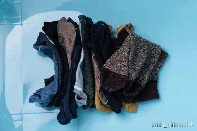 内裤与袜子能否同洗，这事儿争议可不小。有人觉得袜子臭，和内裤一起洗会交叉感染。像