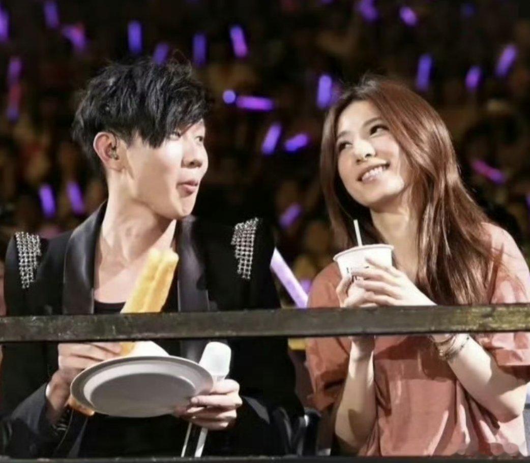 林俊杰曾自曝喜欢大眼睛可爱型女生 这不说的田馥甄？之前不是说林俊杰喜欢她，但她不