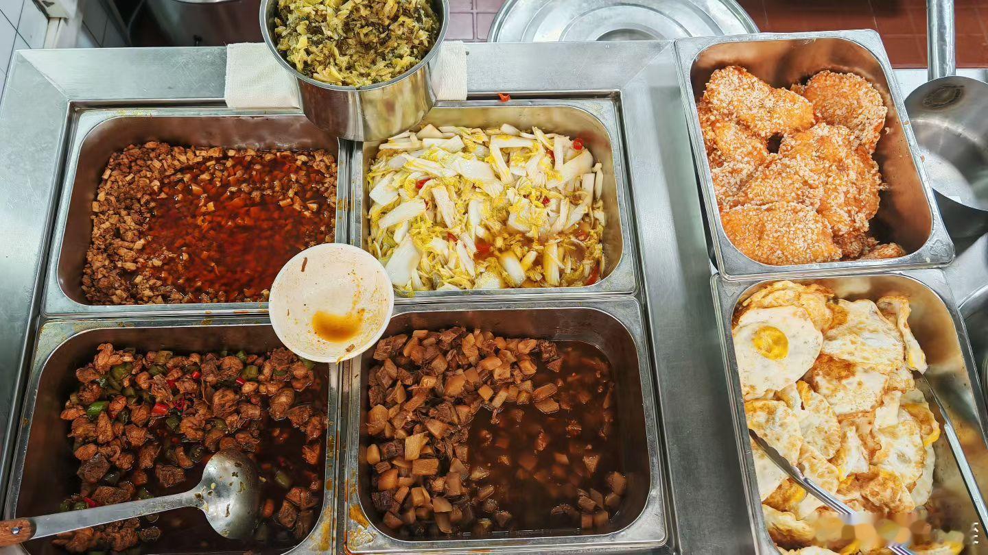 网上不少人说比亚迪食堂都是一些汤汤水水，那今天给大家再发一点。还有食堂的环境。就