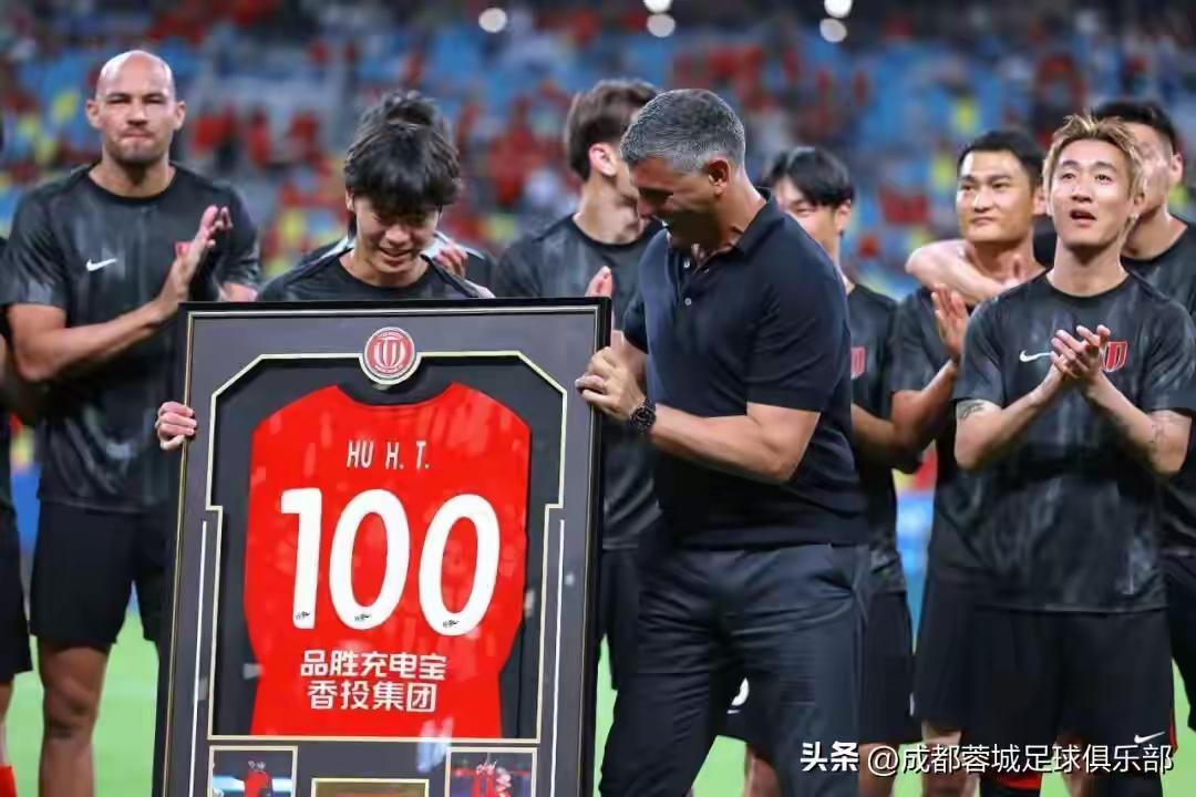 为蓉征战100场纪念仪式，给胡荷韬在蓉渝之战前来了个强刺激。阿洛伊西把半数以上的