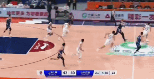 基本操作！王哲林空篮不进，再次贡献五大囧镜头。

上海男篮vs山东男篮第二节4分