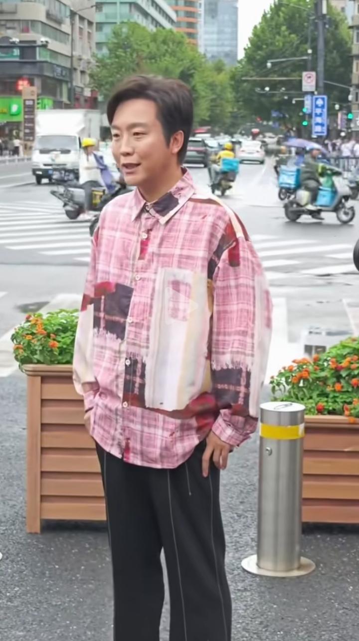 李玉刚素颜穿粉色格子衫也太圈粉了！褪去舞台上的华服浓妆，没有精致扮相的加持，简简