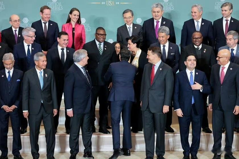 美国55国联盟围堵“去中国化”…美国牵头55国召开关键矿产会议，组建联盟强推产业