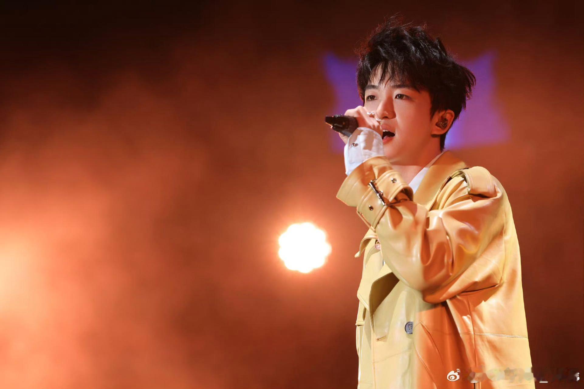 黄子弘凡演唱会后台小法宝 解锁快乐传递新方式！藏在后台的解馋小零食，每一口酥脆都