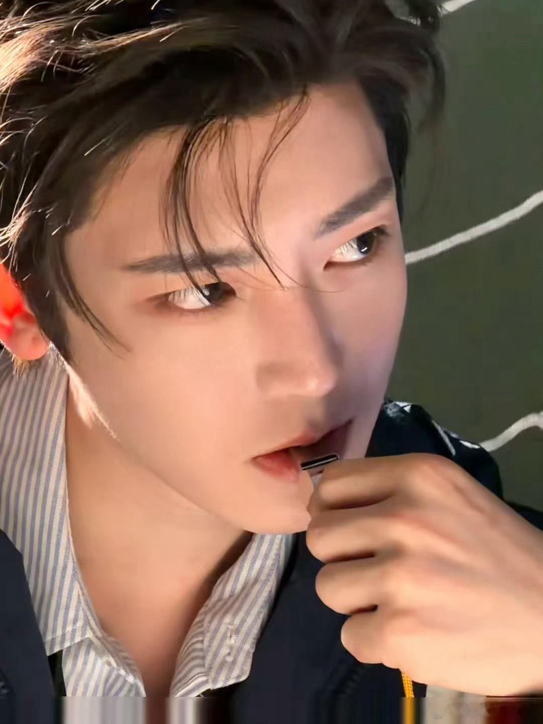 侯明昊怼脸拍怎么拍都好看动漫男主照进现实！高清怼脸无死角，刁钻角度全扛住，露额头