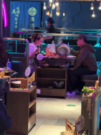 他俩坐普通位置，苗苗扎着头发戴发夹，郑恺穿连帽衫，就是很放松的二人约会。 