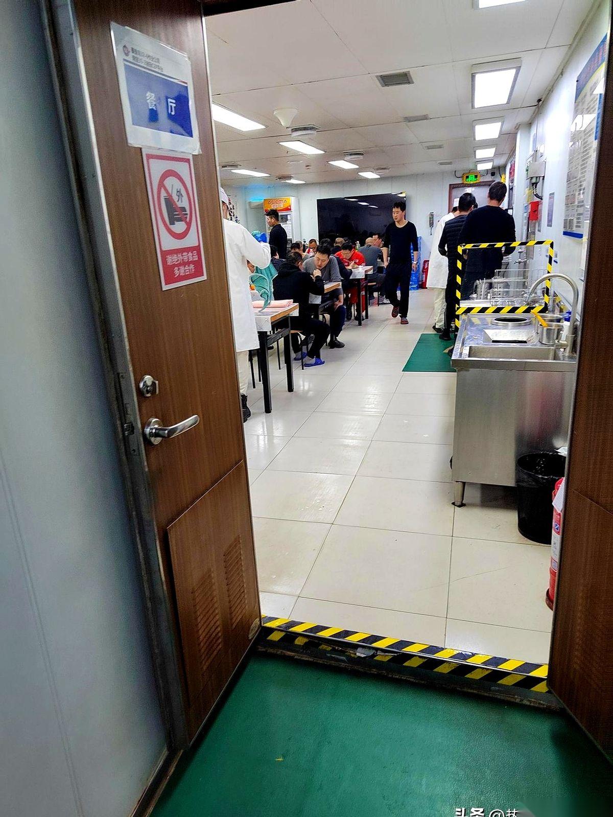 人在国内，想回趟家，竟然比从国外回来还费劲。
明天就清明了。
工地上，切割机的声