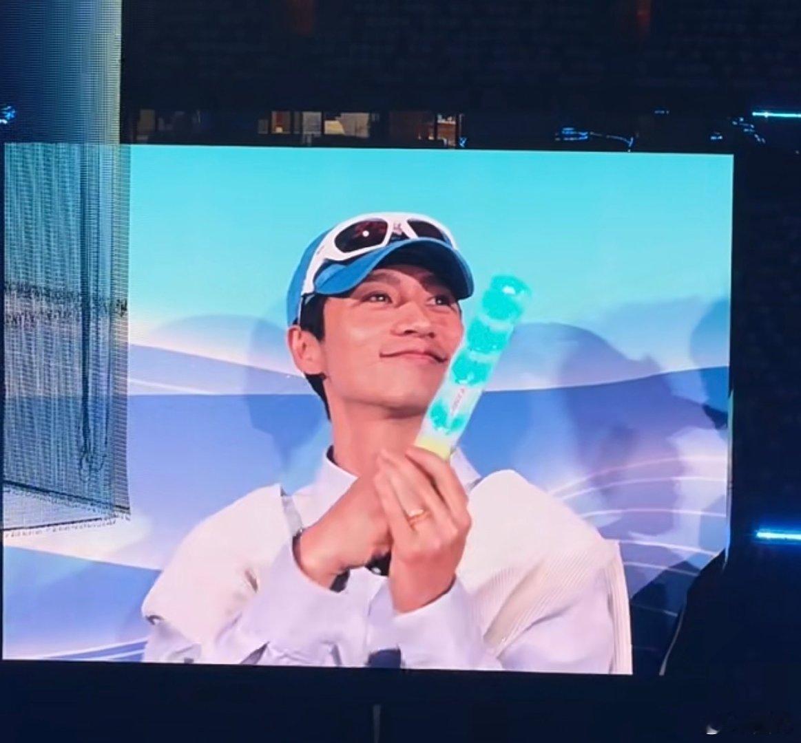 魏晨现身张杰演唱会魏晨来看张杰演唱会了  魏晨也去张杰演唱会了，关系真好，是谁的