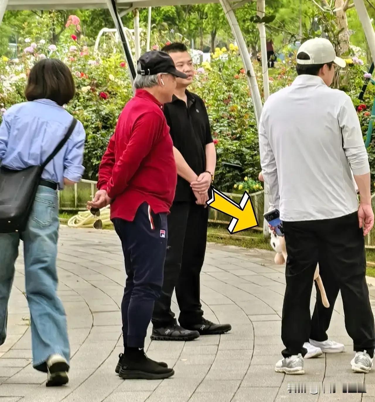 就算是千亿富豪假期也得带孩子！媒体捕捉到霍震霆和霍启刚在假期工作的时候也得带孩子