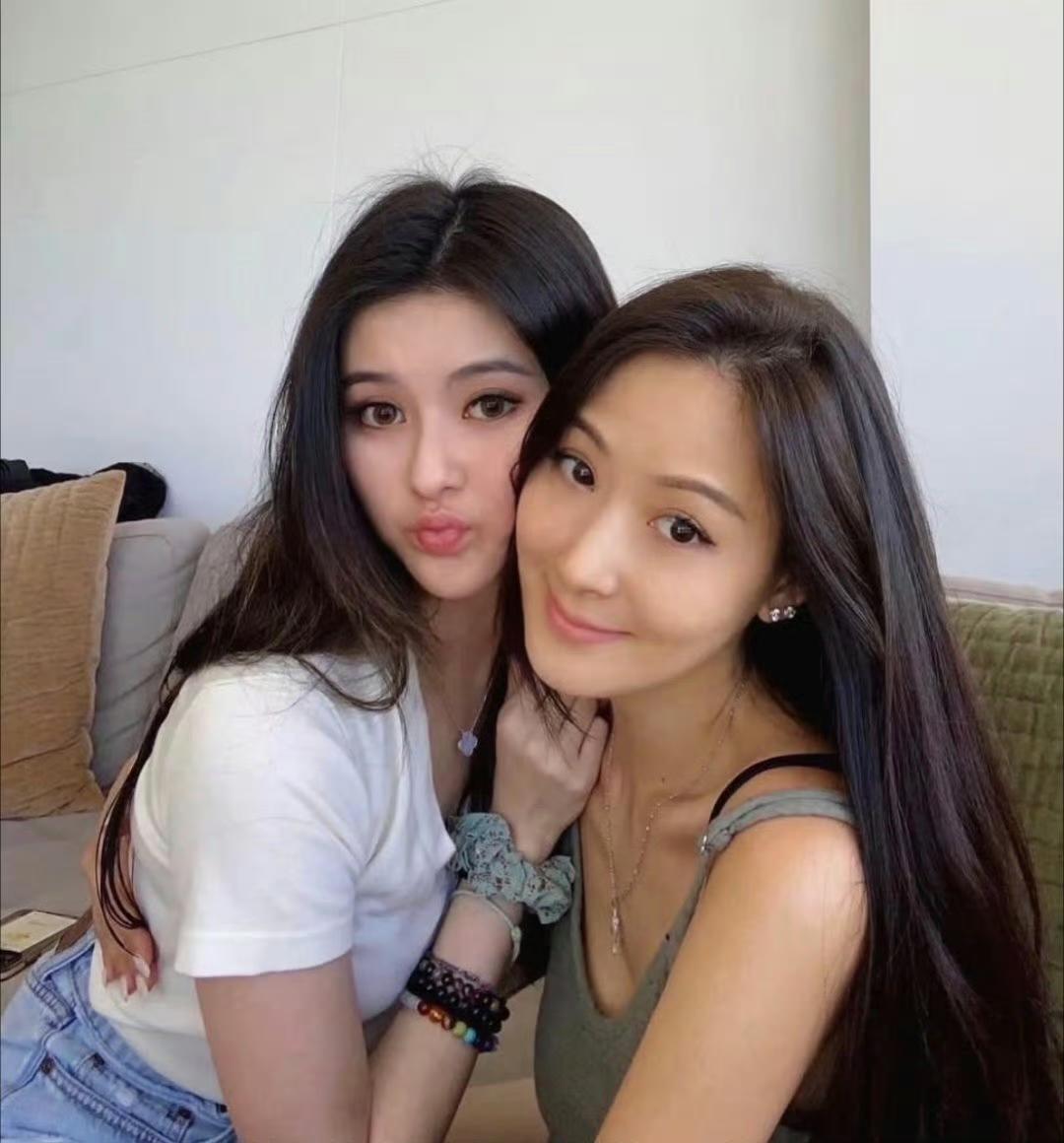 “第一名媛”孙芸芸女儿未婚生子这事，还蛮耐人寻味的。
表面是豪门千金受情伤独自扛