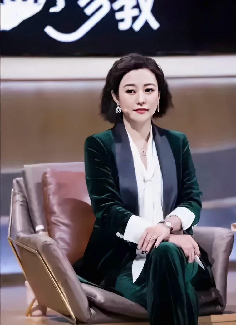 郝蕾这反差感也太绝了吧！台前气场全开，台后睡前听鬼故事！难怪她什么角色都能驾驭，