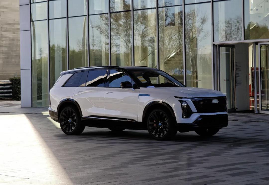 国产凯迪曝光，定位大型纯电SUV，六座布局，最大功率602马力。车身尺寸长宽高分