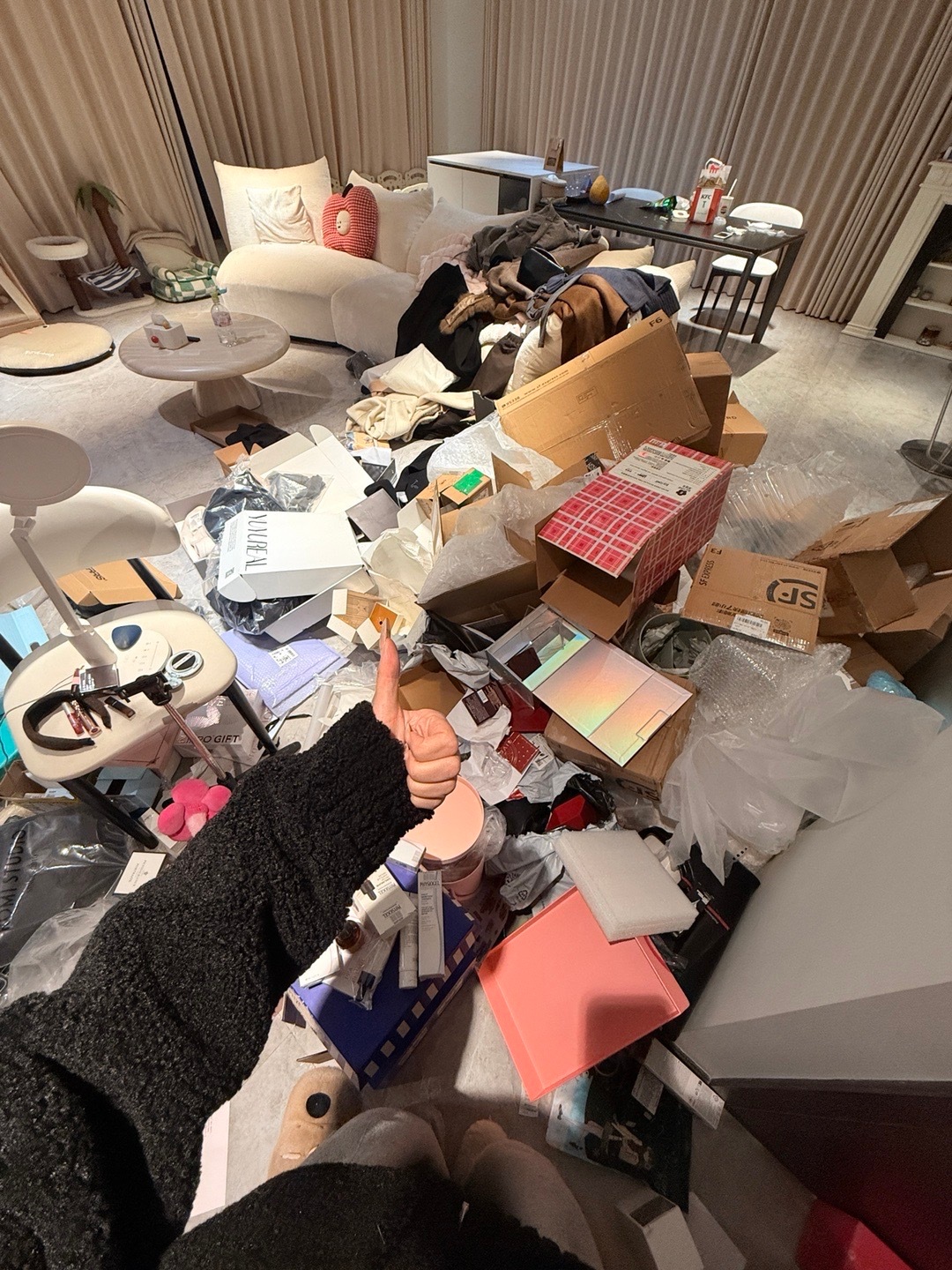 幸福就是拍完开箱来一碗热乎乎的螺蛳粉～ 