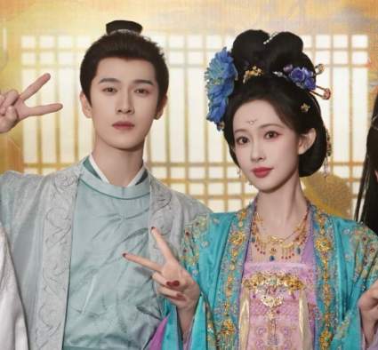 孟子义的长相变了吗？看到她跟陈星旭九年前的合照，答案一目了然