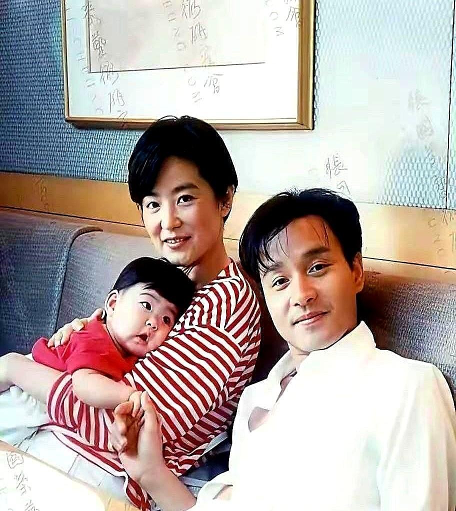 看到张国荣这个眼神，心都化了。1996年林青霞刚生下女儿，张国荣特意去探望。照片