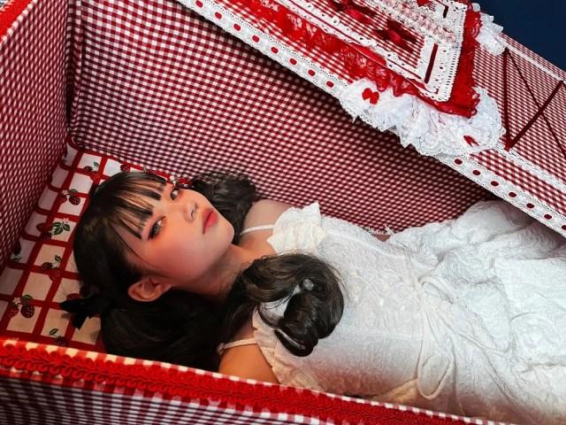 这样的玩法还是第一次见，大胆又有创意。

日本模特都开始进军殡葬行业了，棺材也迎