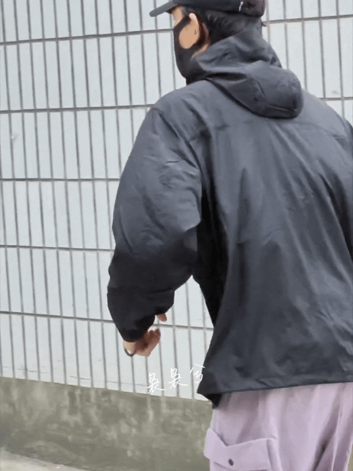 这么大个人跑起来总是这么萌 