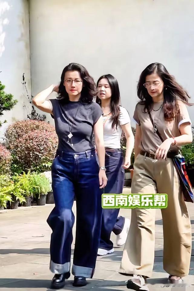 刘琳梅婷乌镇同框，这气质真的绝了！
乌镇戏剧节，刘琳和梅婷手牵手走在古镇里，迎面