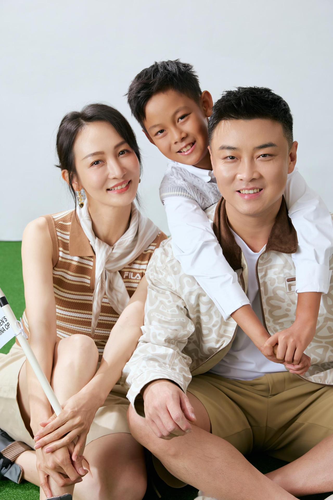 王指导带着小海苔和嫂子，三个人的时尚大片，个个都有点睛之笔！
白告不上班，整个人