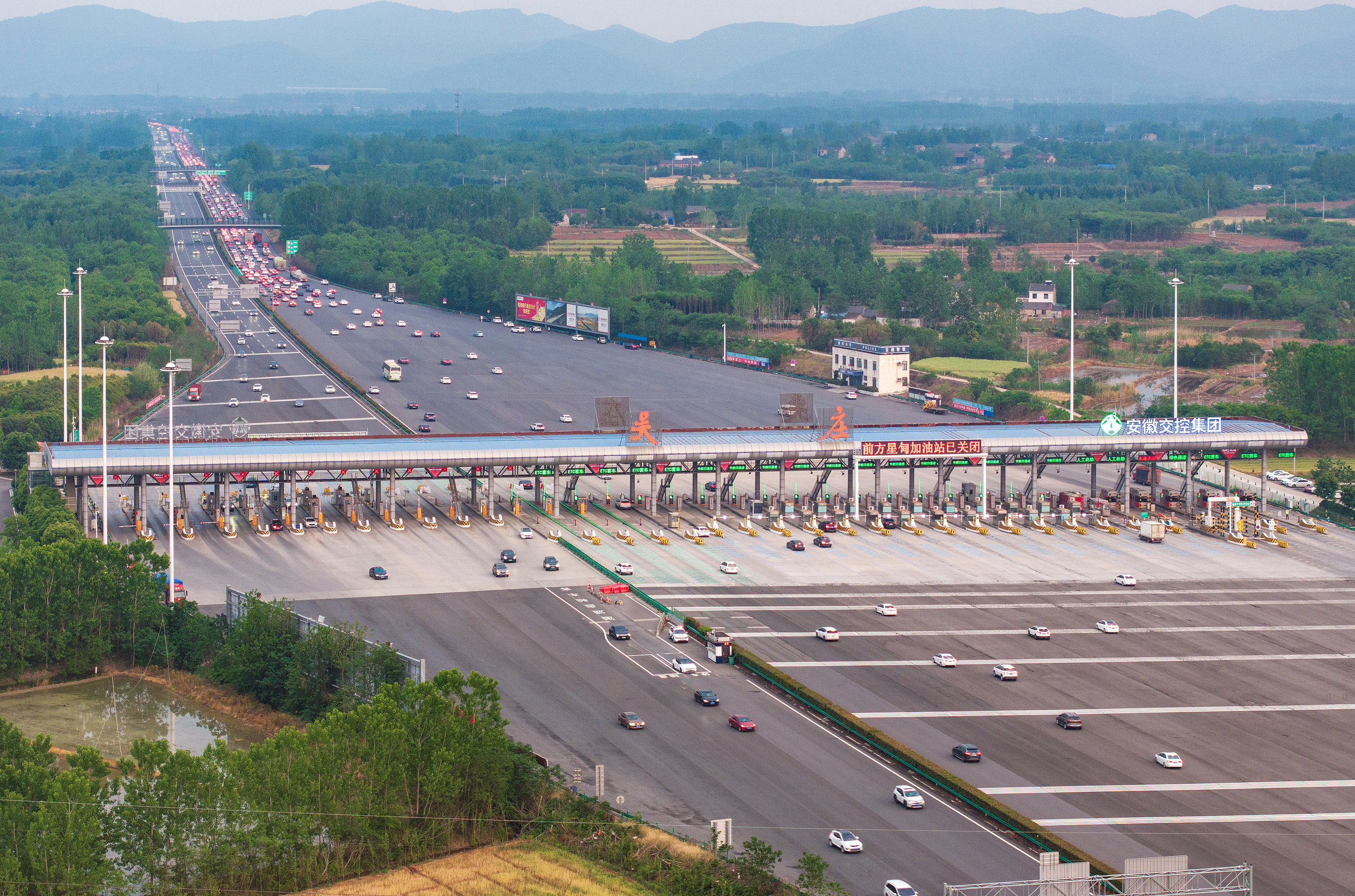 #国内最大收费站员工澄清拥堵误解#【国内最大收费站迎返程高峰：初六出入口流量达1