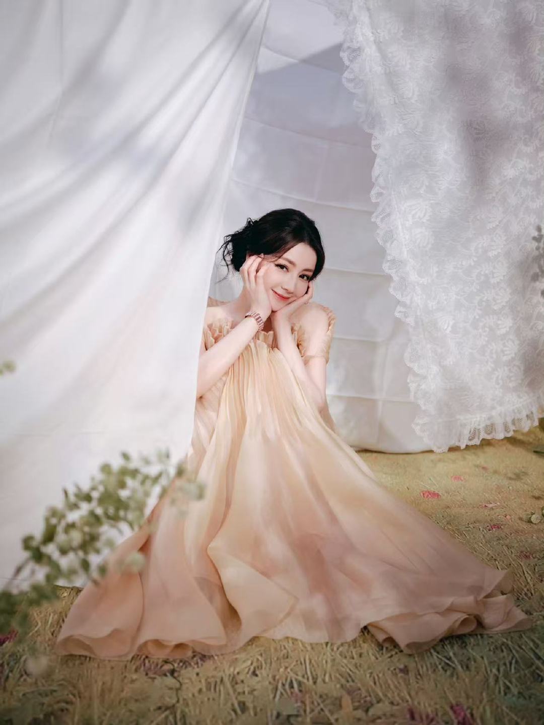 王崇给迪丽热巴化的春日花神妆迪丽热巴春日花神妆  🌸 王崇给迪丽热巴化的春日花