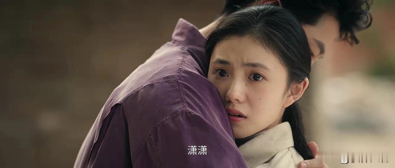 忆秦娥被刘红兵搂着，为何没有挣扎？她手是拧着裤子的，说明她很矛盾，在忍着。
可是