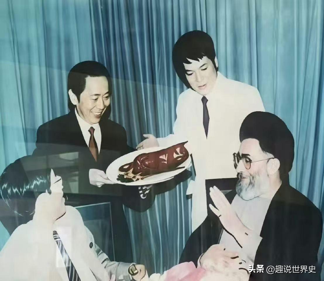 历史老照片：哈梅内伊在北京吃烤鸭

1989年5月，时任伊朗总统的哈梅内伊访华。