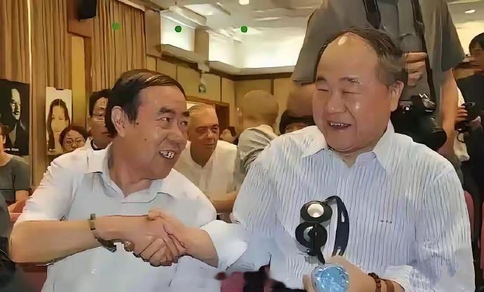 找一个成语形容他们！