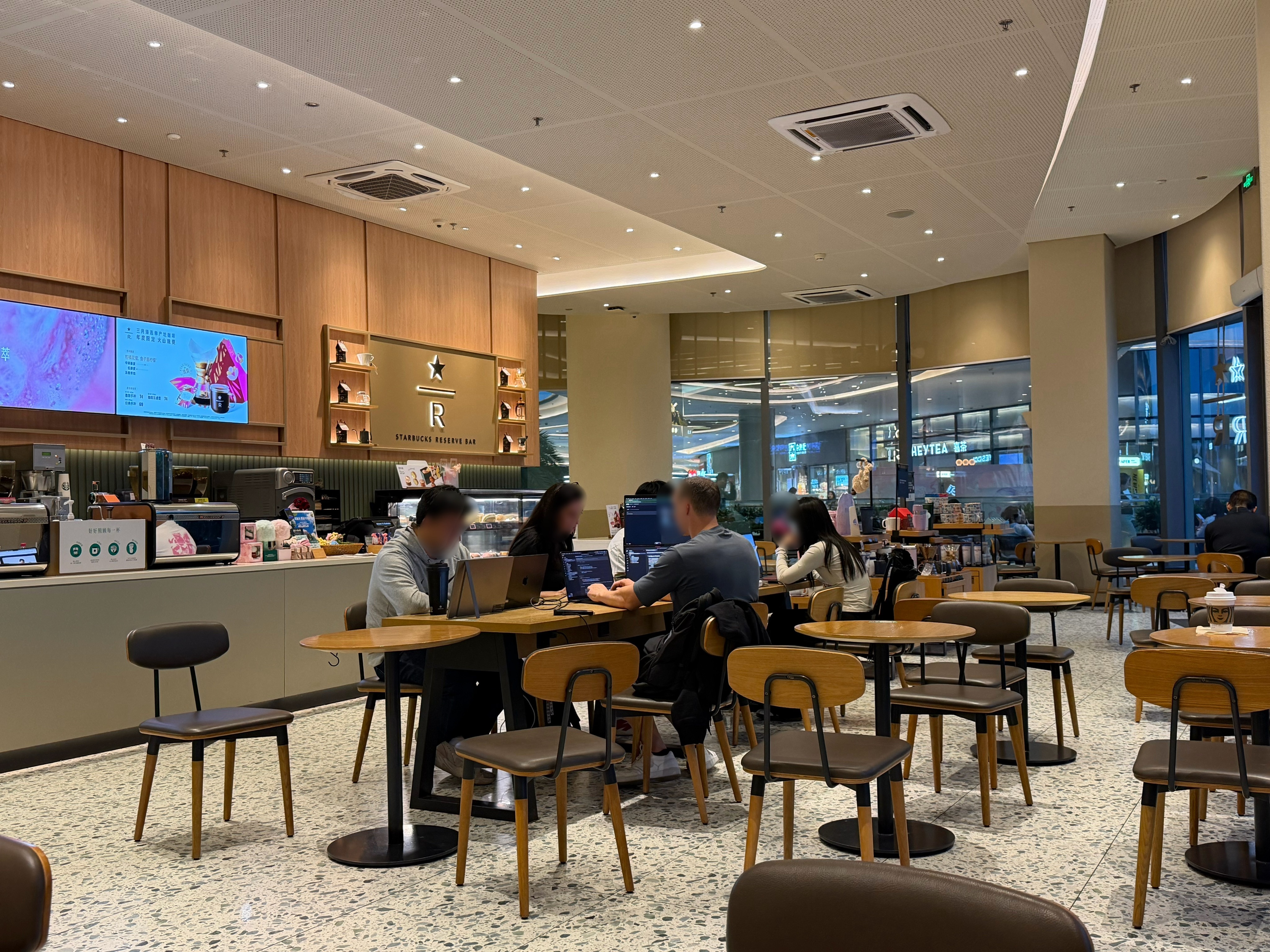 实在找不到其他店了进星巴克整一杯热美式笔记本就不说了怎么还有人带便携扩屏来办公