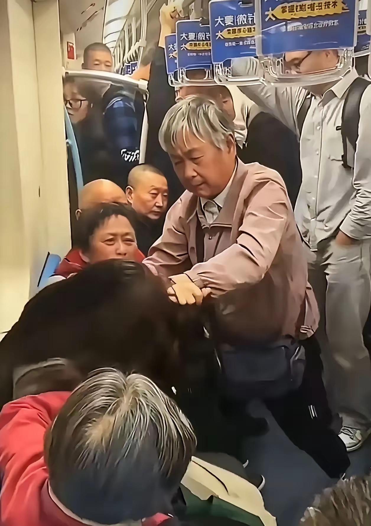 真的看不下去！上海地铁这件事终于等来官方介入，实在太让人感慨了。
女孩不是不懂礼