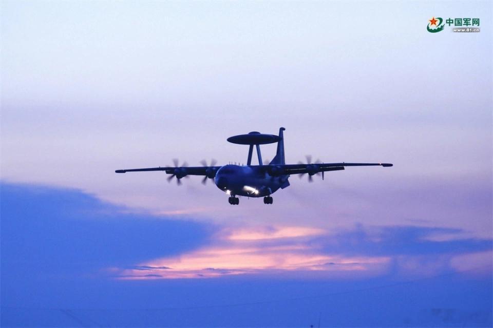 特种机好多啊海军航空兵某部严密组织多机型跨昼夜飞行训练，锤炼部队复杂电磁环境下全