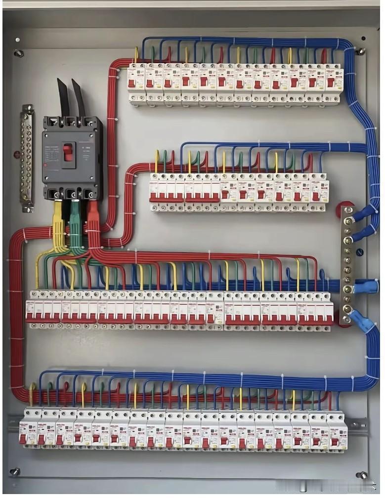 这台配电箱堪称教科书级别的工艺典范！线路排布
作为电工的我们，主要是干什么活呢，