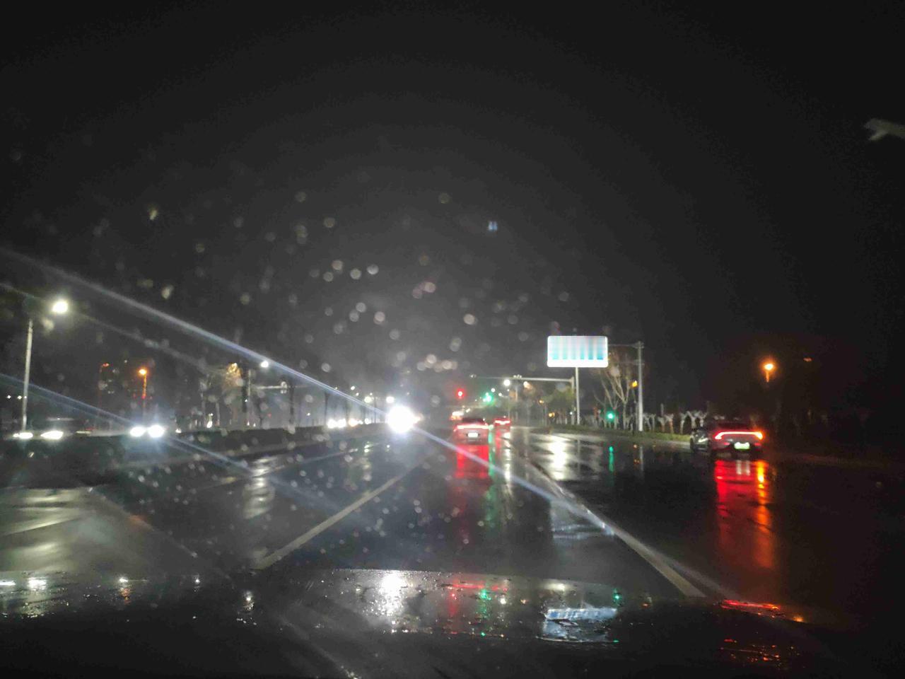 我的今日状态：冷的不想出被窝，但硬是被朋友拉起来开车压马路
我这里的天气：☀️小