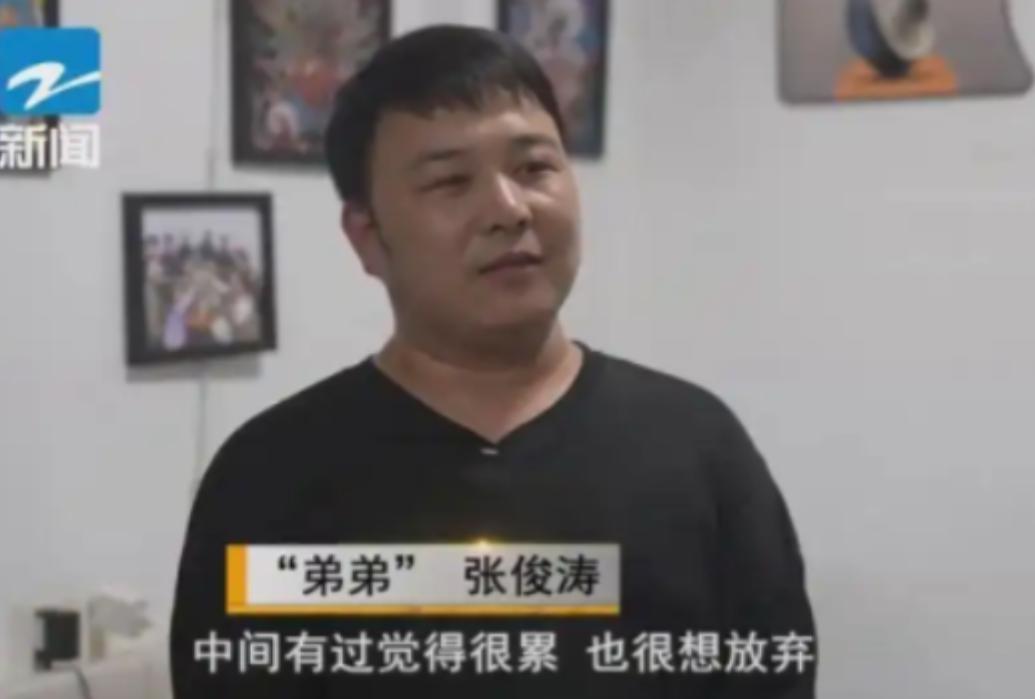 2009 年，宁波一个 18 岁的小伙子走投无路，在公园长椅上睡了半个月，被一位