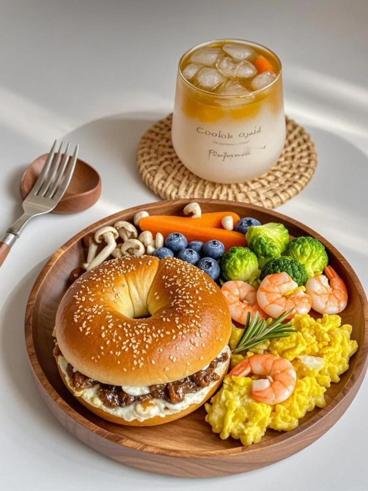 少吃，真的会改命。
不信你坚持一段时间，就知道这句话有多实在。

很多人把少吃当