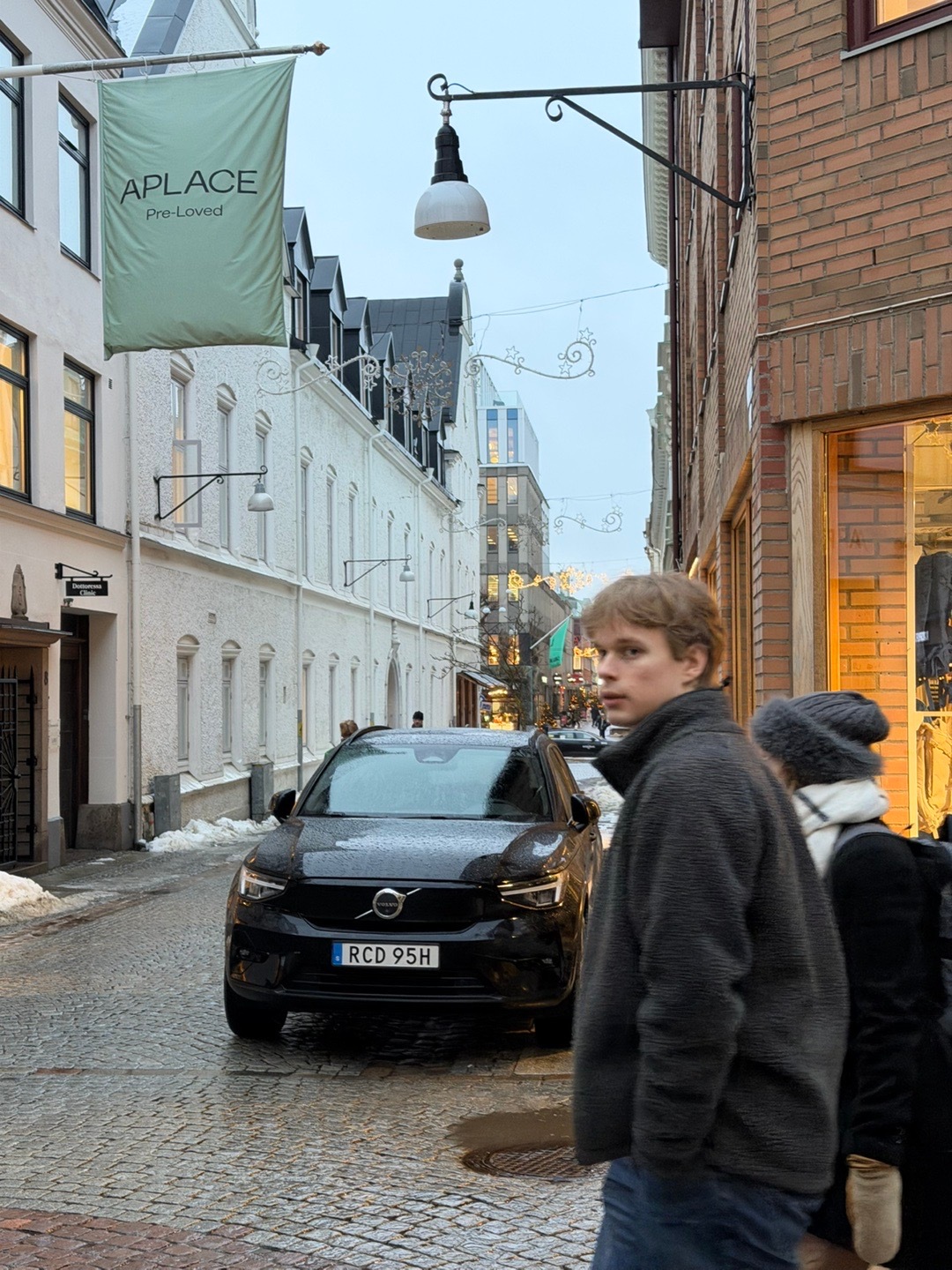 沃尔沃EX40就这么停在街头你别说 还挺好看 