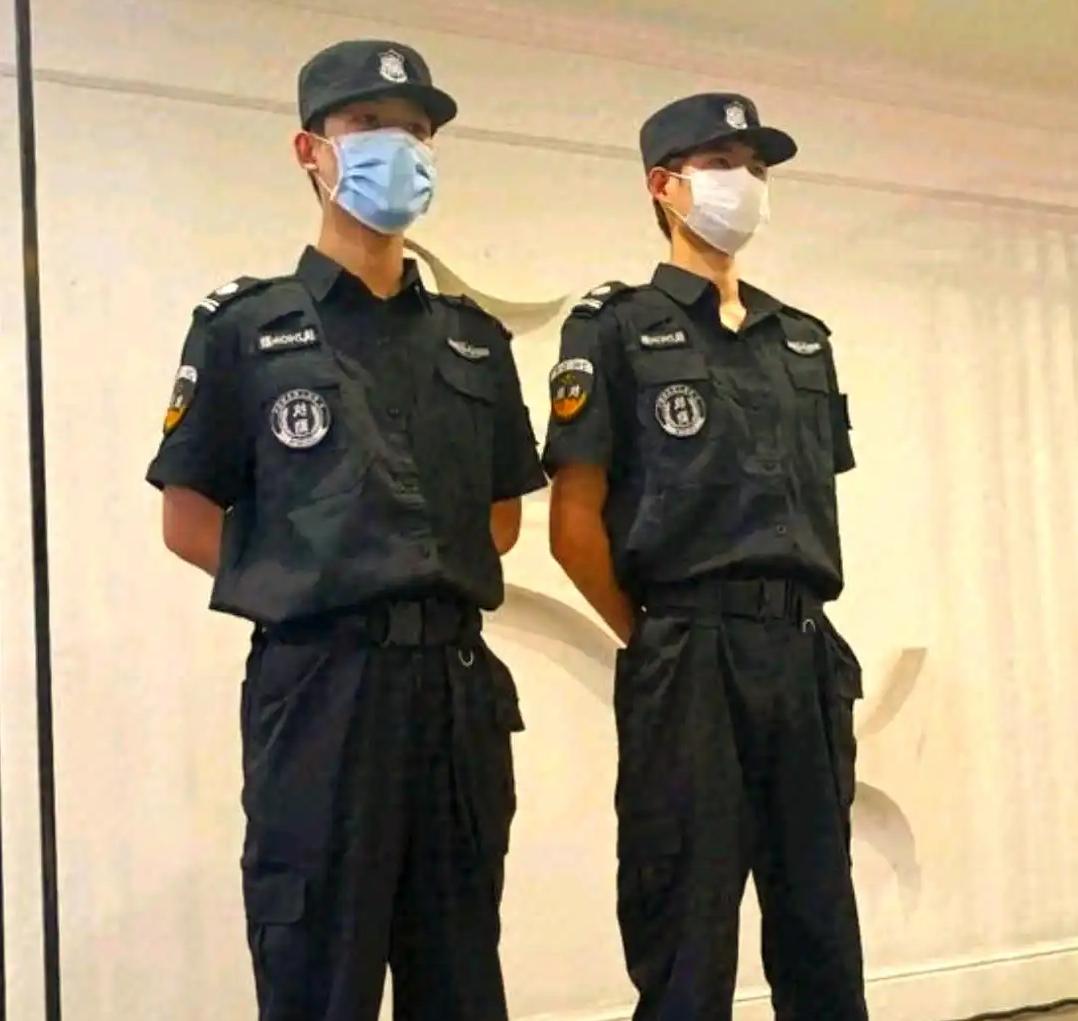 我们这里新来的保安上班穿着保安服，下了班还是穿着制服，哪怕是出去​​​逛商场玩他
